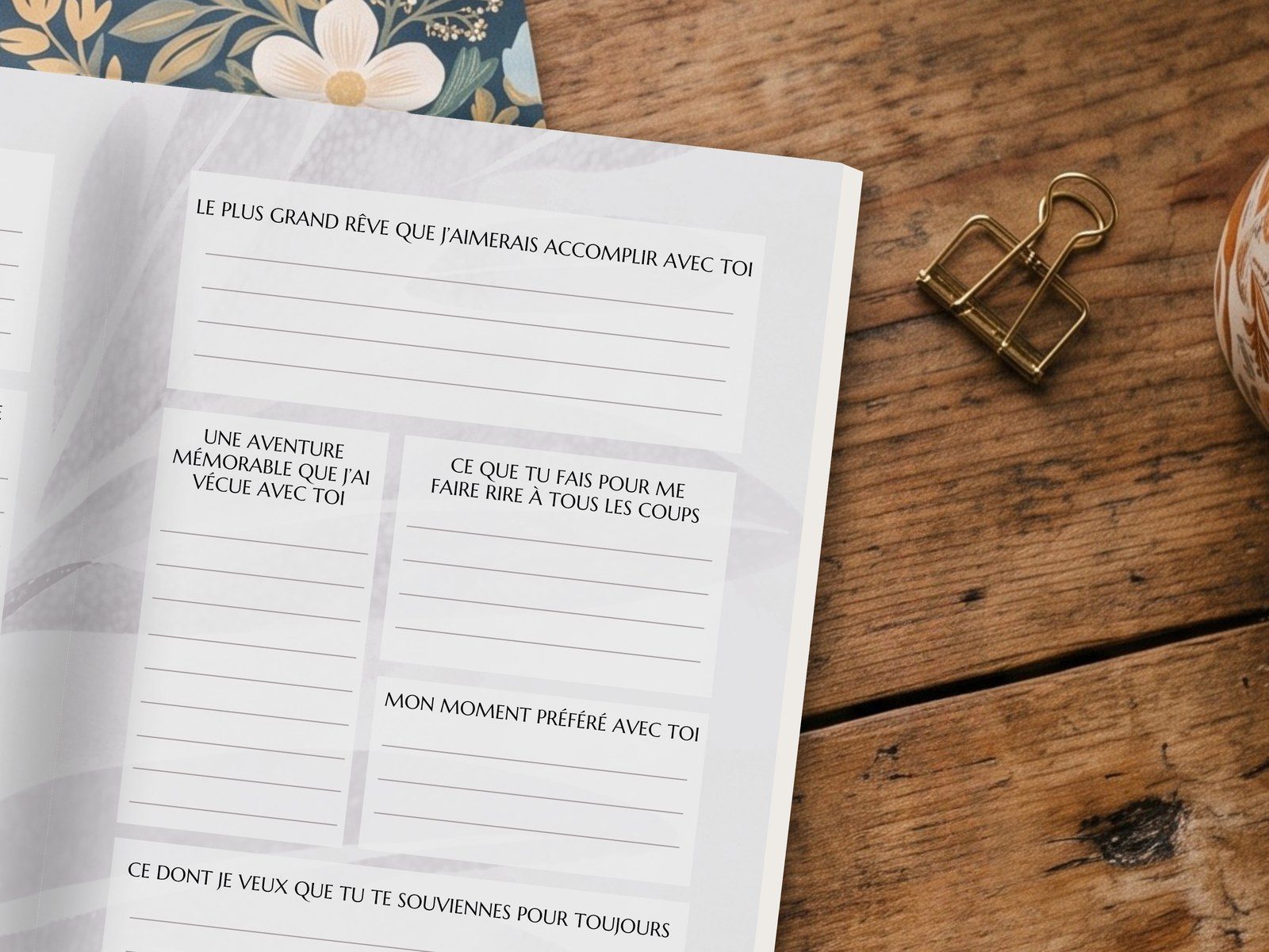 Cahier Solta Books ouvert sur une table en bois, montrant les pages de prompts