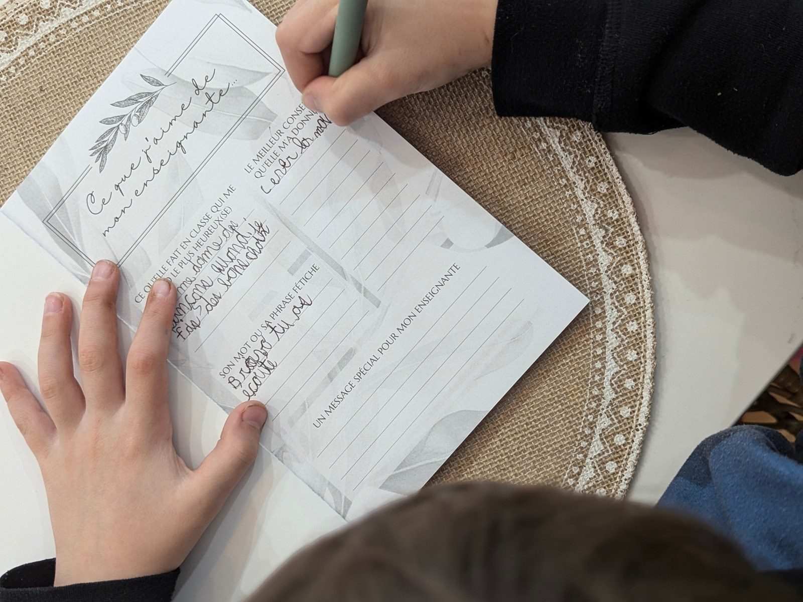 Zoom sur une page de prompts d'un cahier Solta Books remplie à la main par un enfant