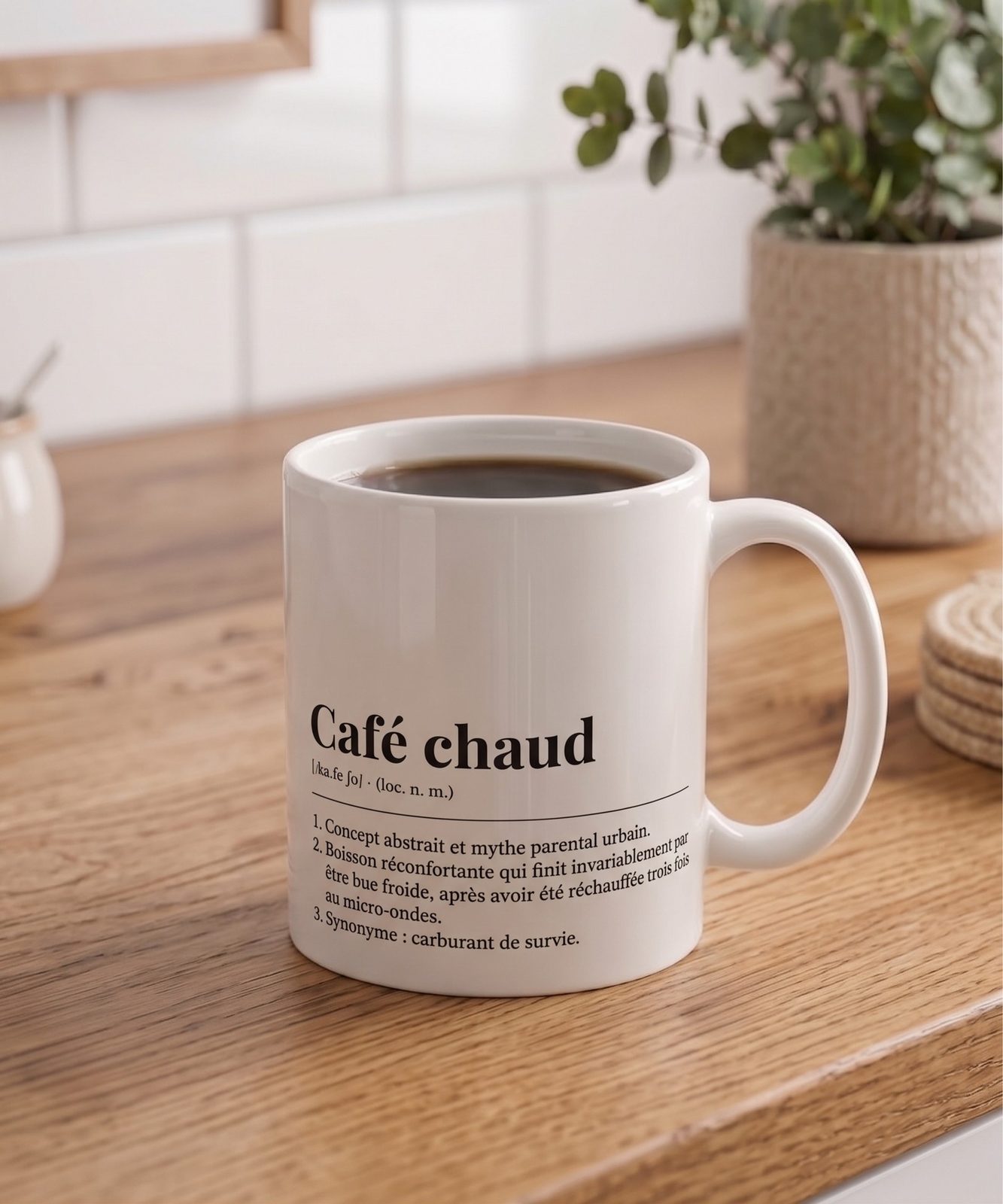 La tasse Café Chaud de Solta Studio sur un comptoir de cuisine
